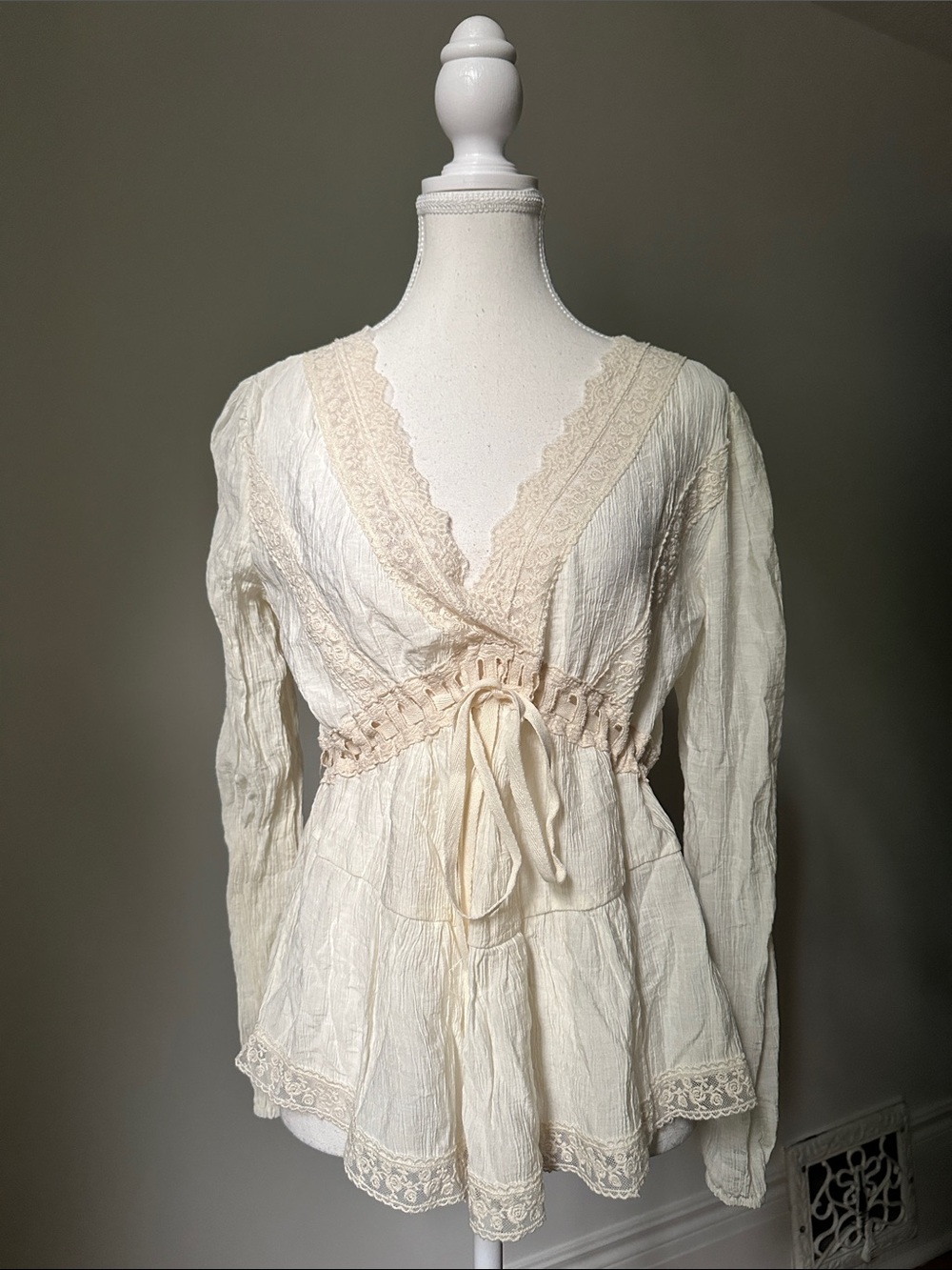 UNBRANDED Cream Lace Gauze Boho Babydoll Peasant Hippie Vneck Blouse Small